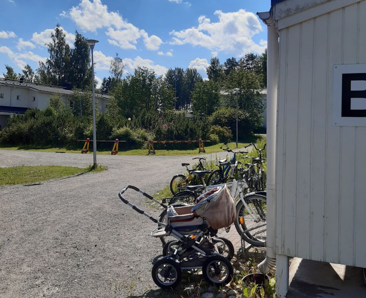 Pyöriä ja lastenvaunut Jämsän vastaanottokeskuksen asuntolan pihalla.