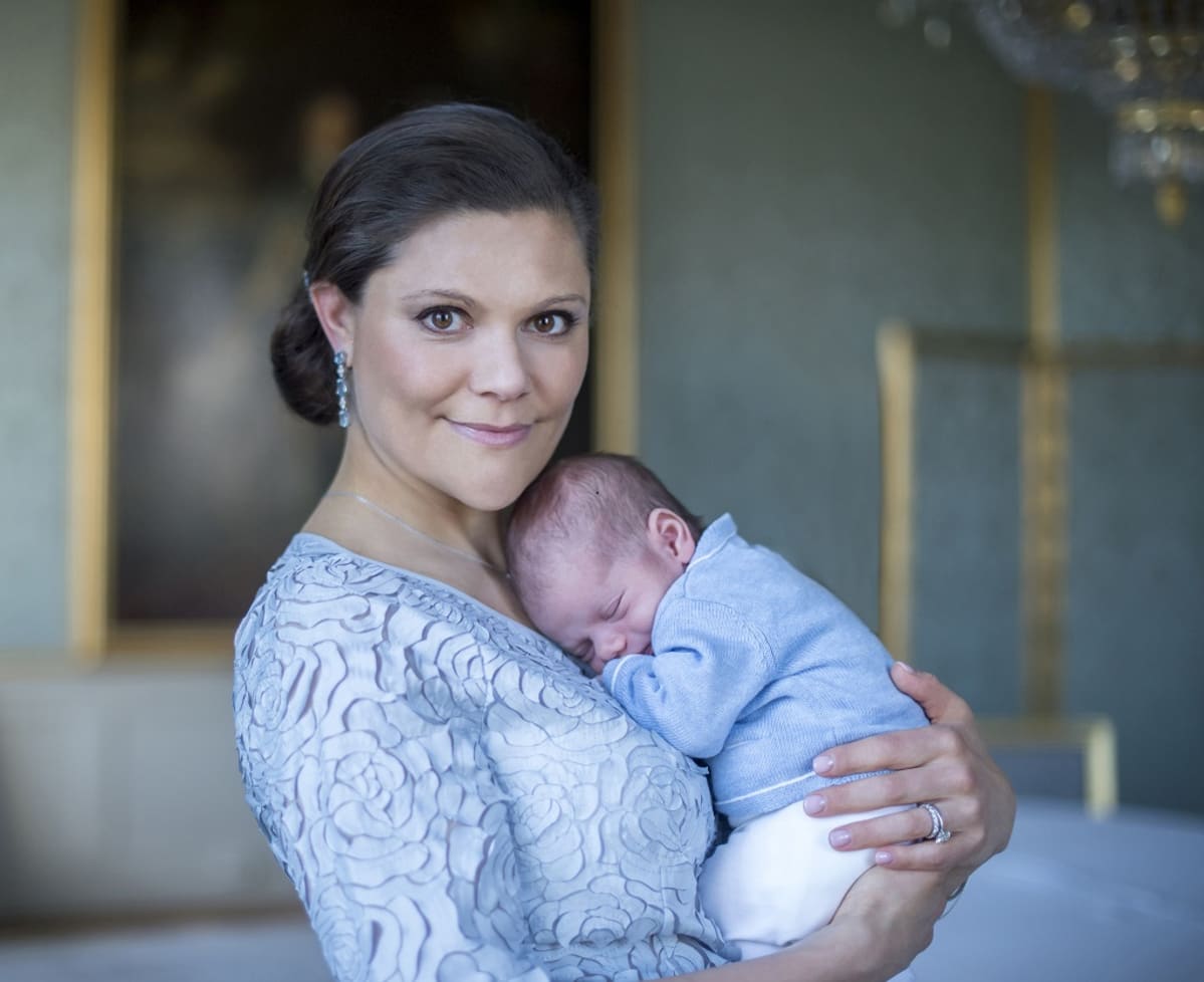 Kruununprinsessa Victoria ja kuopus prinssi Oscar.