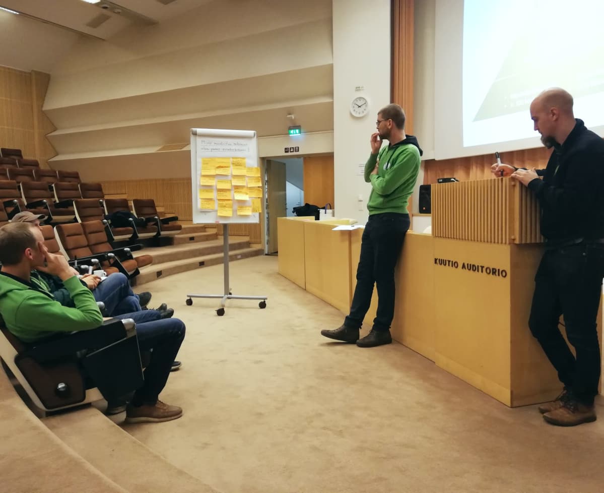 Vertian työntekijöitä auditoriossa
