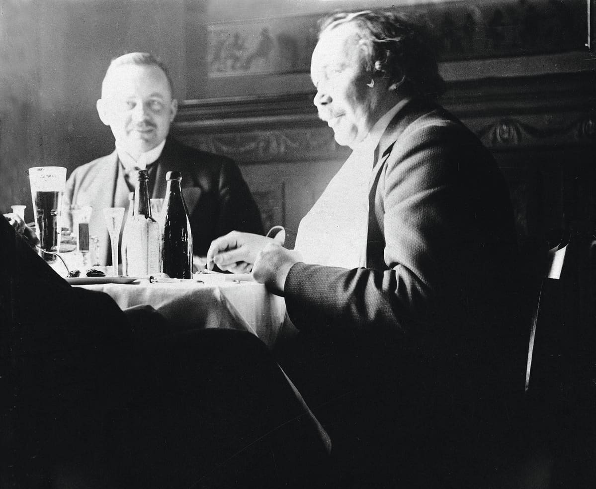 Eino Leino oli seurallinen sutkauttelija, ravintolapöytien keskipiste. Tässä hän on K. O. Vikmanin kanssa Kappelissa aprilliaamiaisella vuonna 1912.
