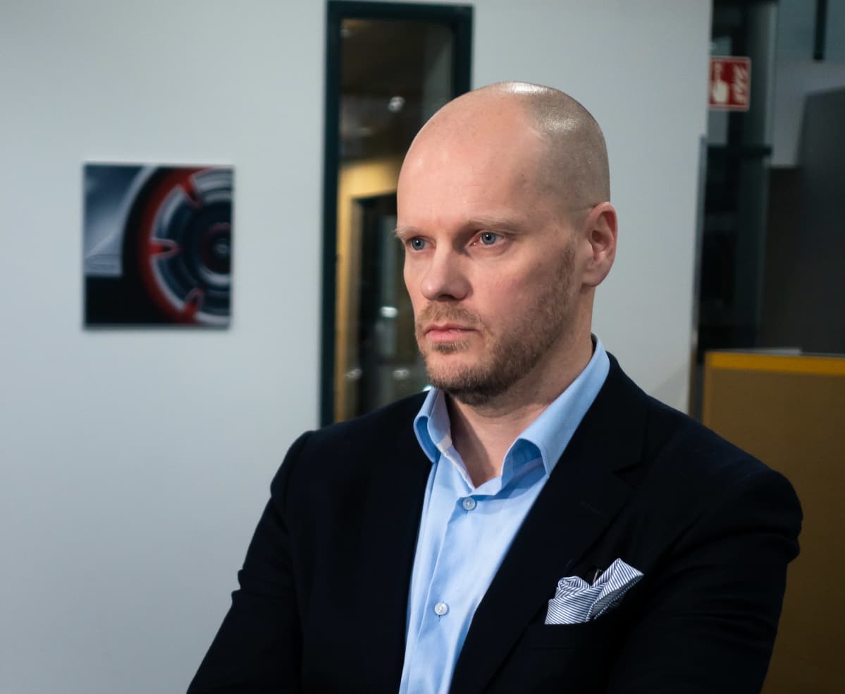 Länsiauto Driven toimitusjohtaja Petri Aarnio Herttoniemen liikkeessään.