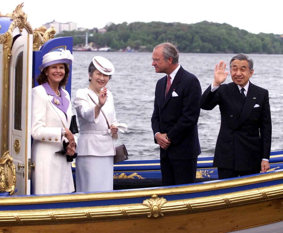 Kuningas Kaarle XVI Kustaa ja kuningatar Silvia isännöivät Japanin keisariparin vierailua vuonna 2000.