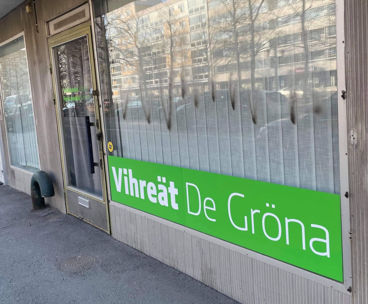 Vihreiden piiritoimiston ikkunat oli töhritty Porissa.