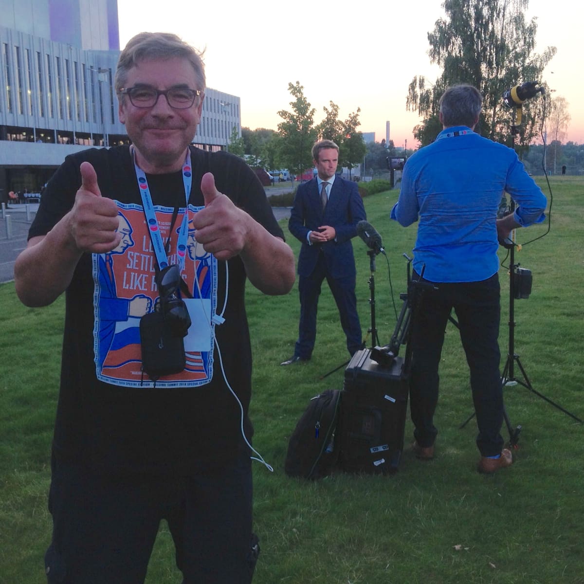 Viimeinen satelliittisuora! Konkaritoimittaja Mikko Honkala toimi Kiinan television CGTN-kanavan kuvausryhmän fikserinä eli järjestäjänä Helsingin huippukokouksessa. Toimittaja Guy Henderson ja kuvaaja Hans Schauerte tekivät pitkää päivää.