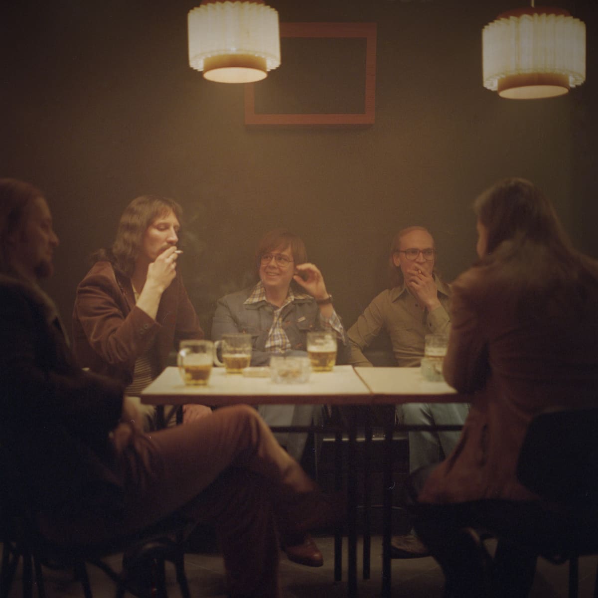 Juice Leskinen & Coitus Int kuvataan elokuvassa usein tuopin äärellä.