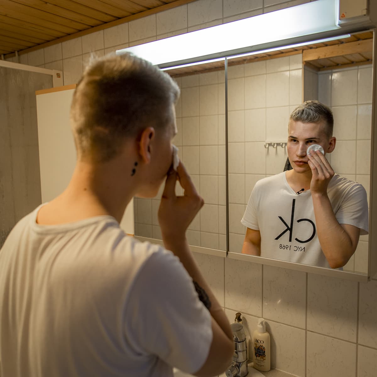 Jere Laava meikkaa