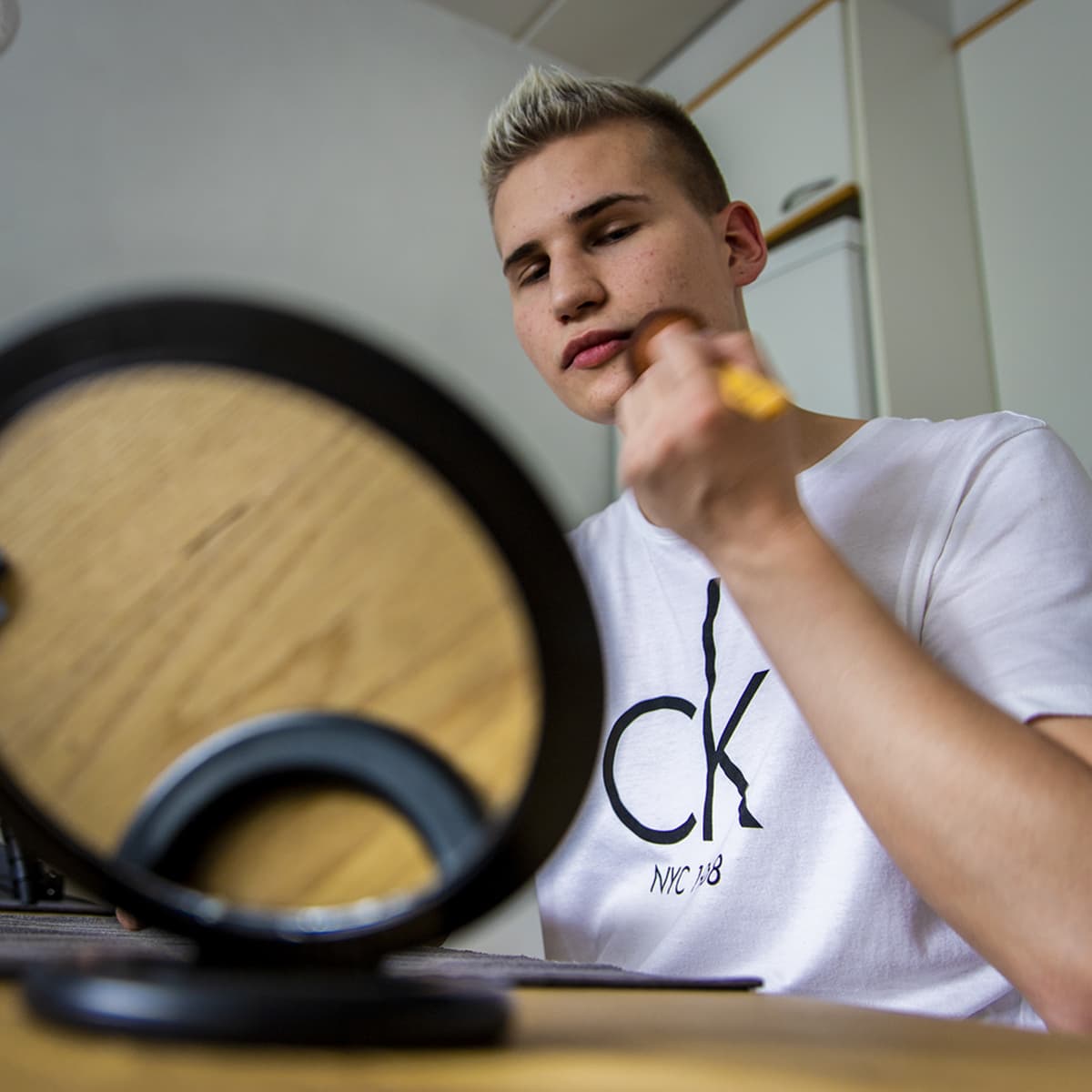Jere Laavala meikkaa