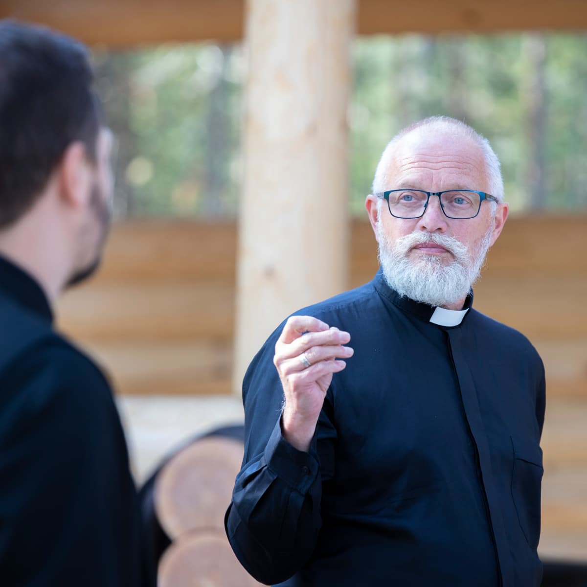Lääninrovasti Juha Eklund Ilkonsaaren rukoushuoneen siunaustilaisuudessa.