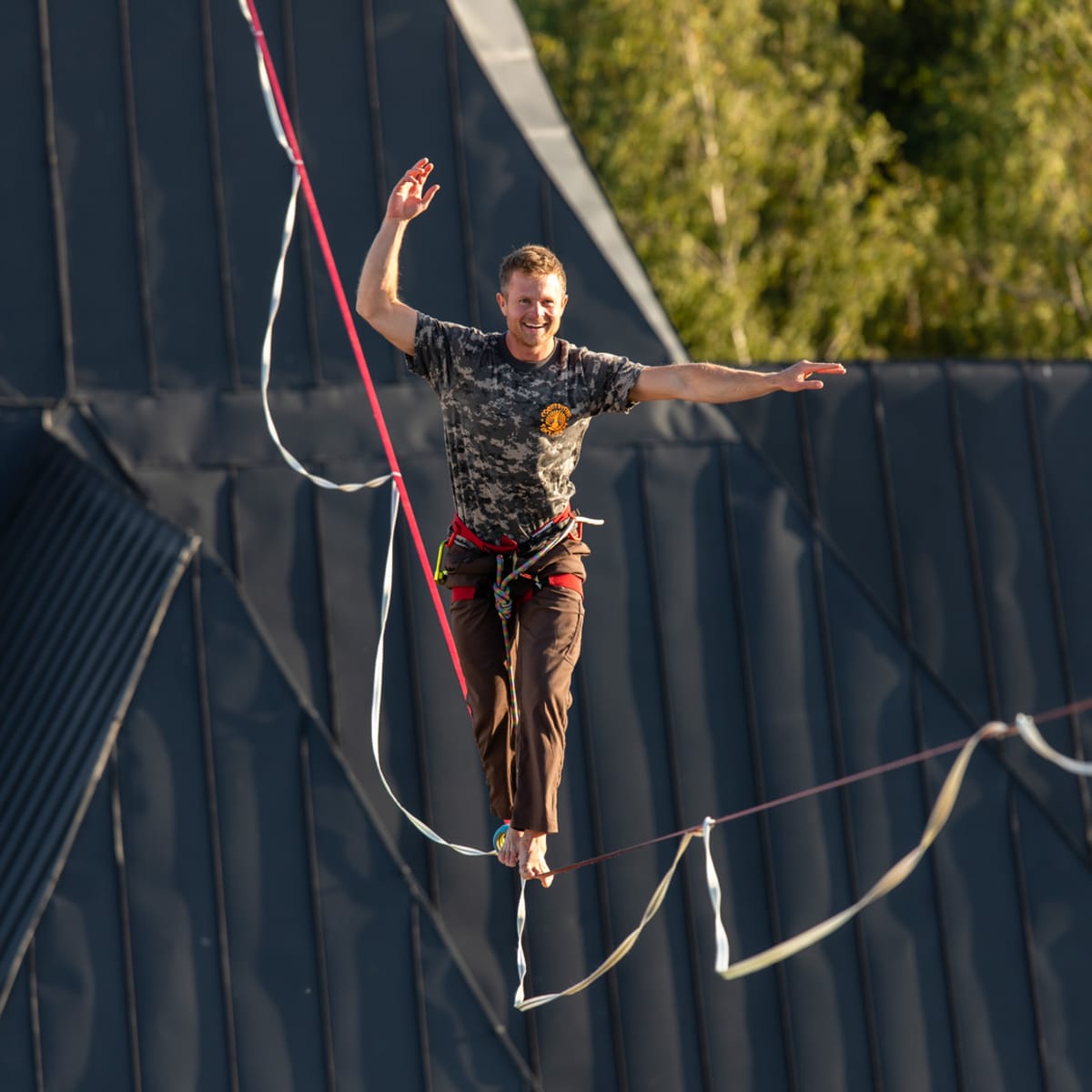 Slackline-harrastajia Lappeen Marian kirkon ja Osuuspankin kattojen väliin viritetyllä liinalla.