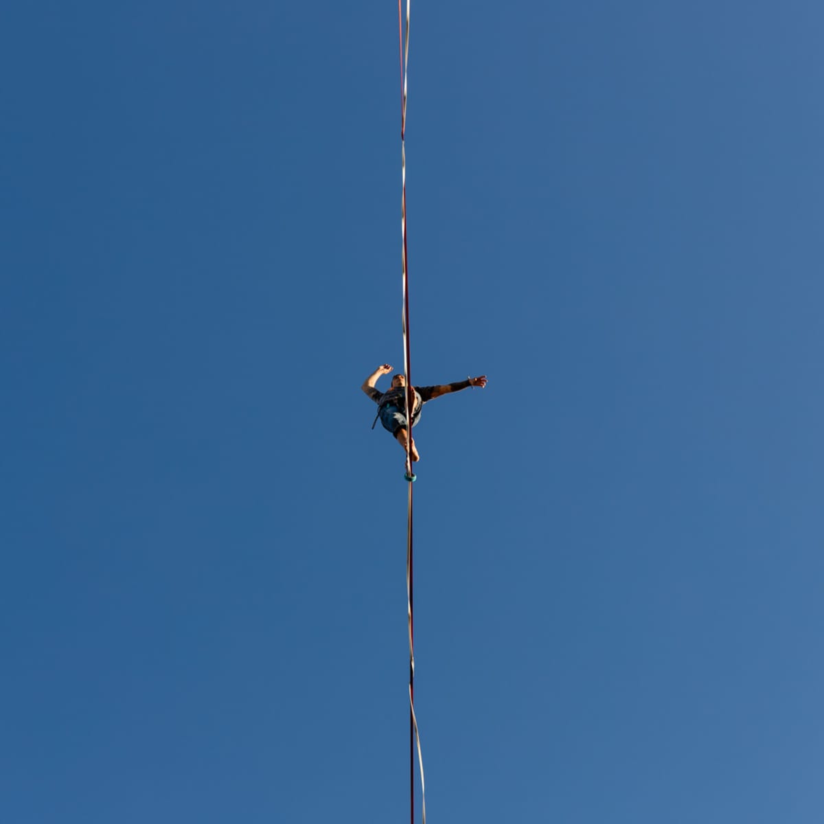 Slackline-harrastajia Lappeen Marian kirkon ja Osuuspankin kattojen väliin viritetyllä liinalla.
