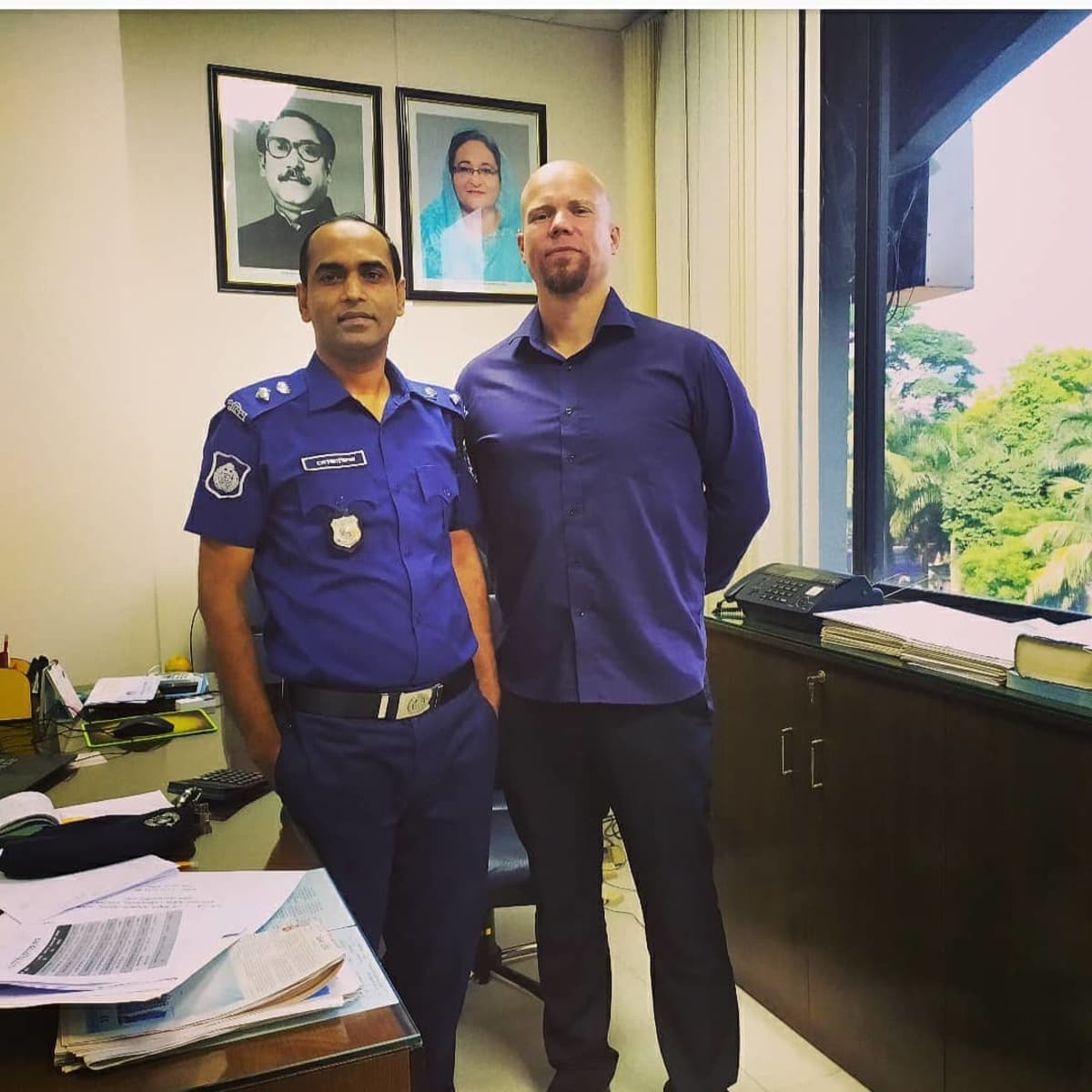 Mikko Pirhonen Bangladeshissa poliisijohtajan kanssa.