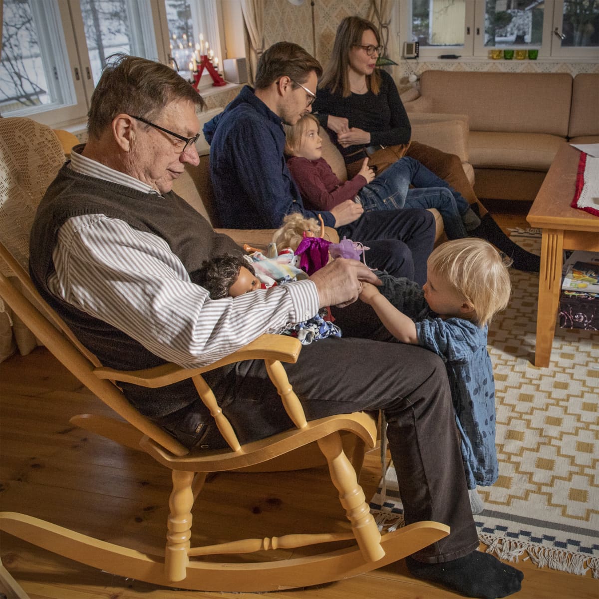 Seppo Laaninen ottaa lelun vastaan Iisa Laaniselta