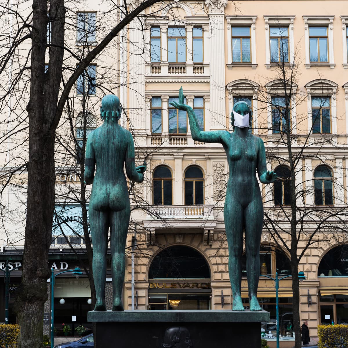 Taru ja Totuus -veistos Herlsingin Esplanadin puistossa. Vuonna 1932 paljastettu teos on omistettu Zachris Topeliuksen muistolle. 31.3.2020 se oli saanut koronavirusajan hengessä hengityssuojan.