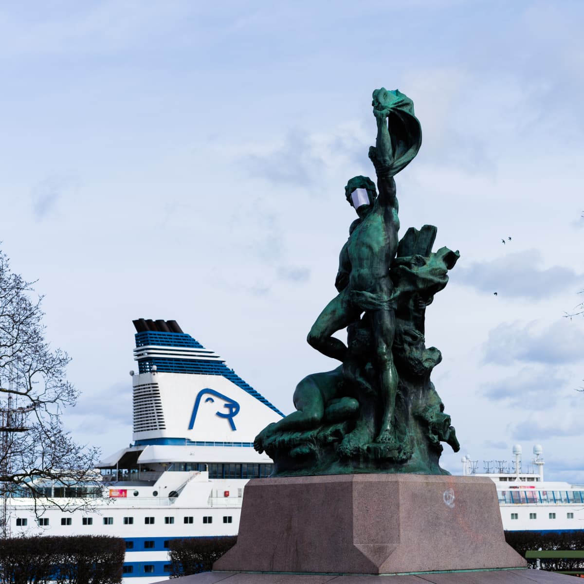 Haaksirikkoiset on pronssiveistos Helsingin Tähtitorninmäellä, Ullanlinnan kaupunginosassa. Vuonna 1898 paljastetun teoksen suunnitteli kuvanveistäjä Robert Stigell. 31.3.2020 se oli saanut koronavirusajan hengessä hengityssuojan.