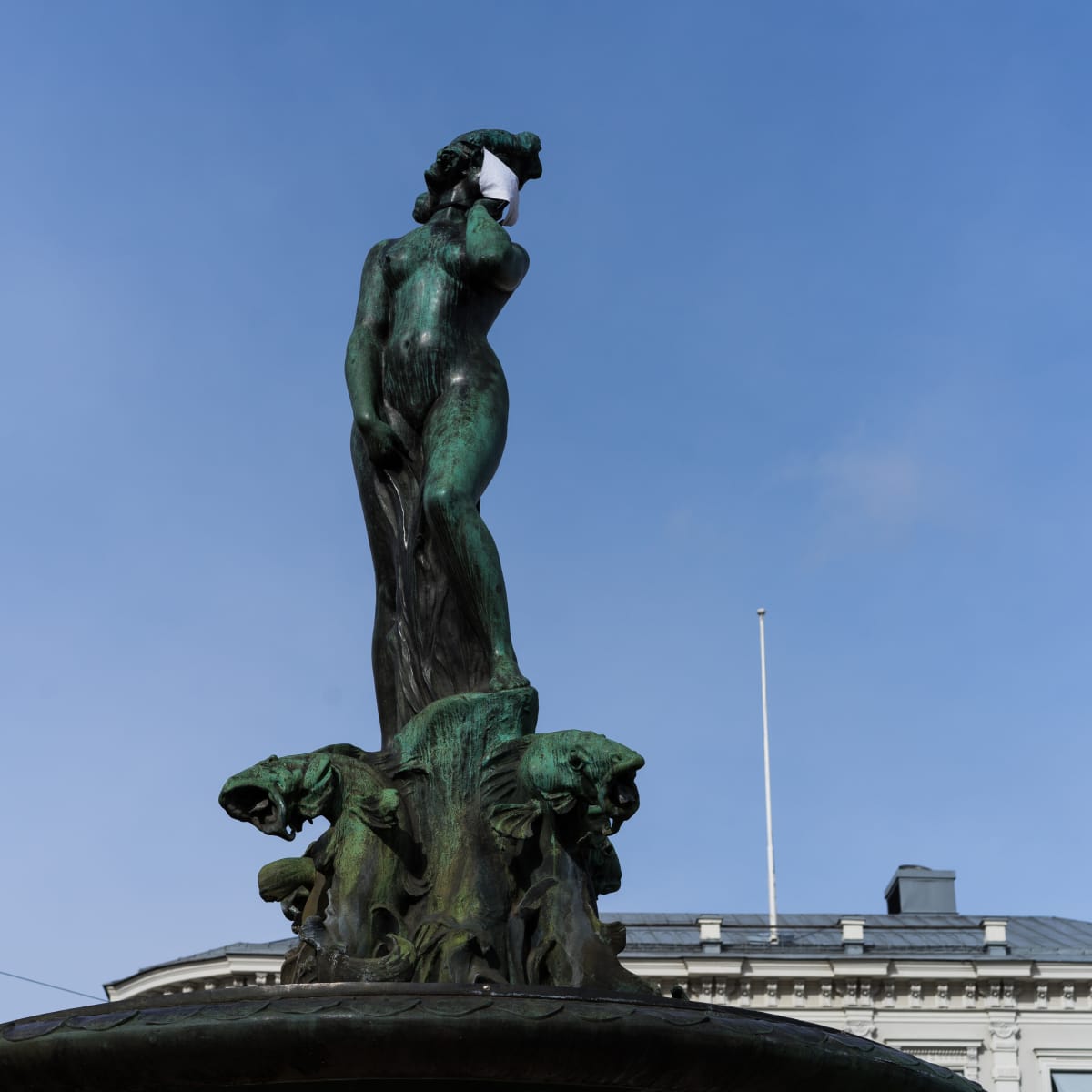 Havis Amanda eli Manta oli saanut koronavirusajan hengessä hengityssuojan. Kuva otettu 31.3.2020.