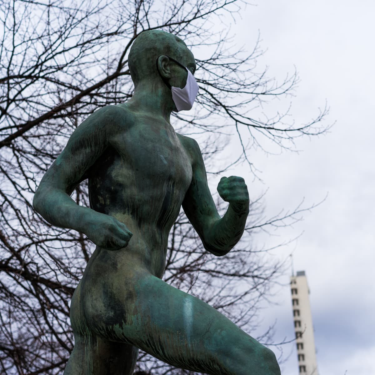 Paavo Nurmi -patsas Helsingissä 31.3.2020.