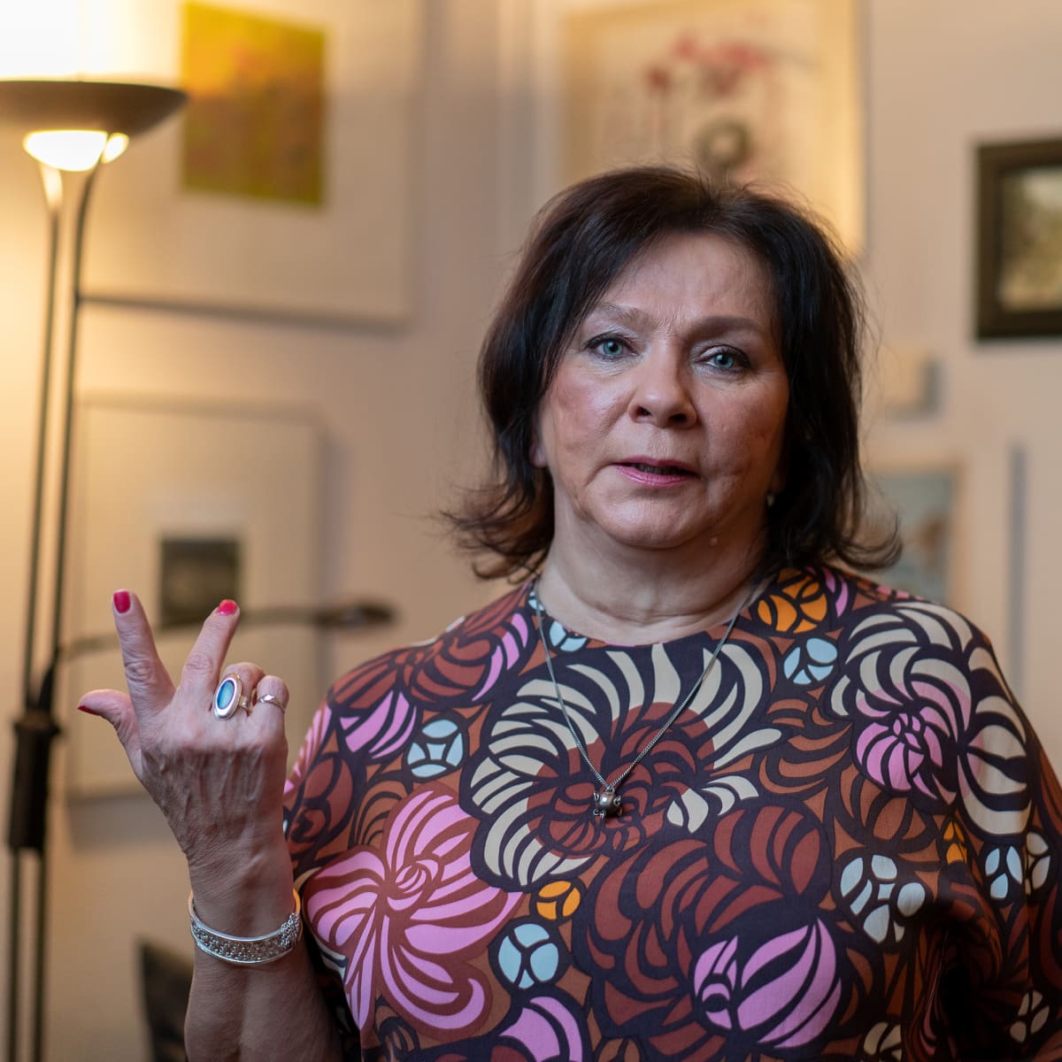 Emeritaprofessori Marja Vaaramaa laskee sormillaan.