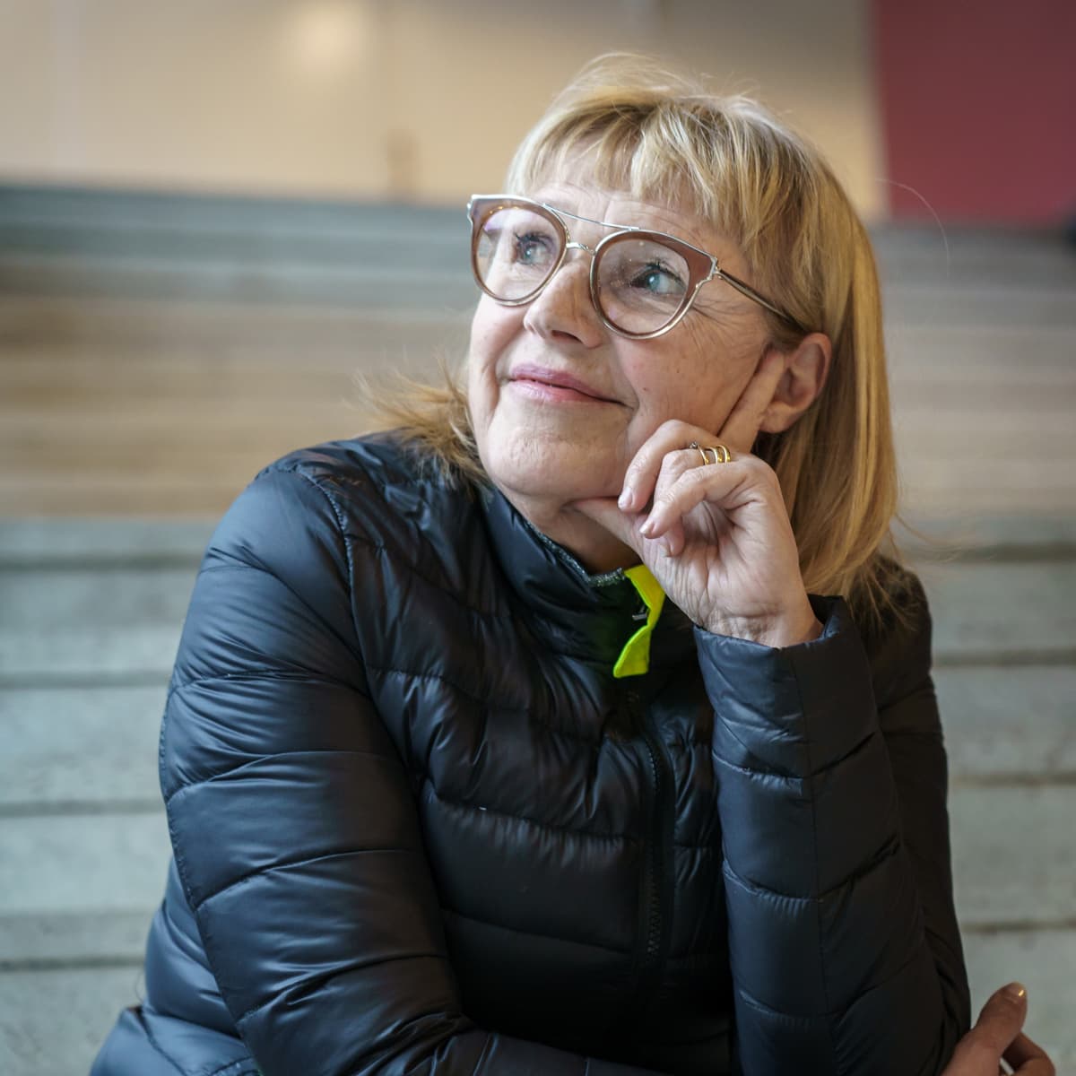 Geriatrian erikoislääkäri, tutkimusprofessori Harriet Finne-Soveri istuu portailla henkilökuvassa.
