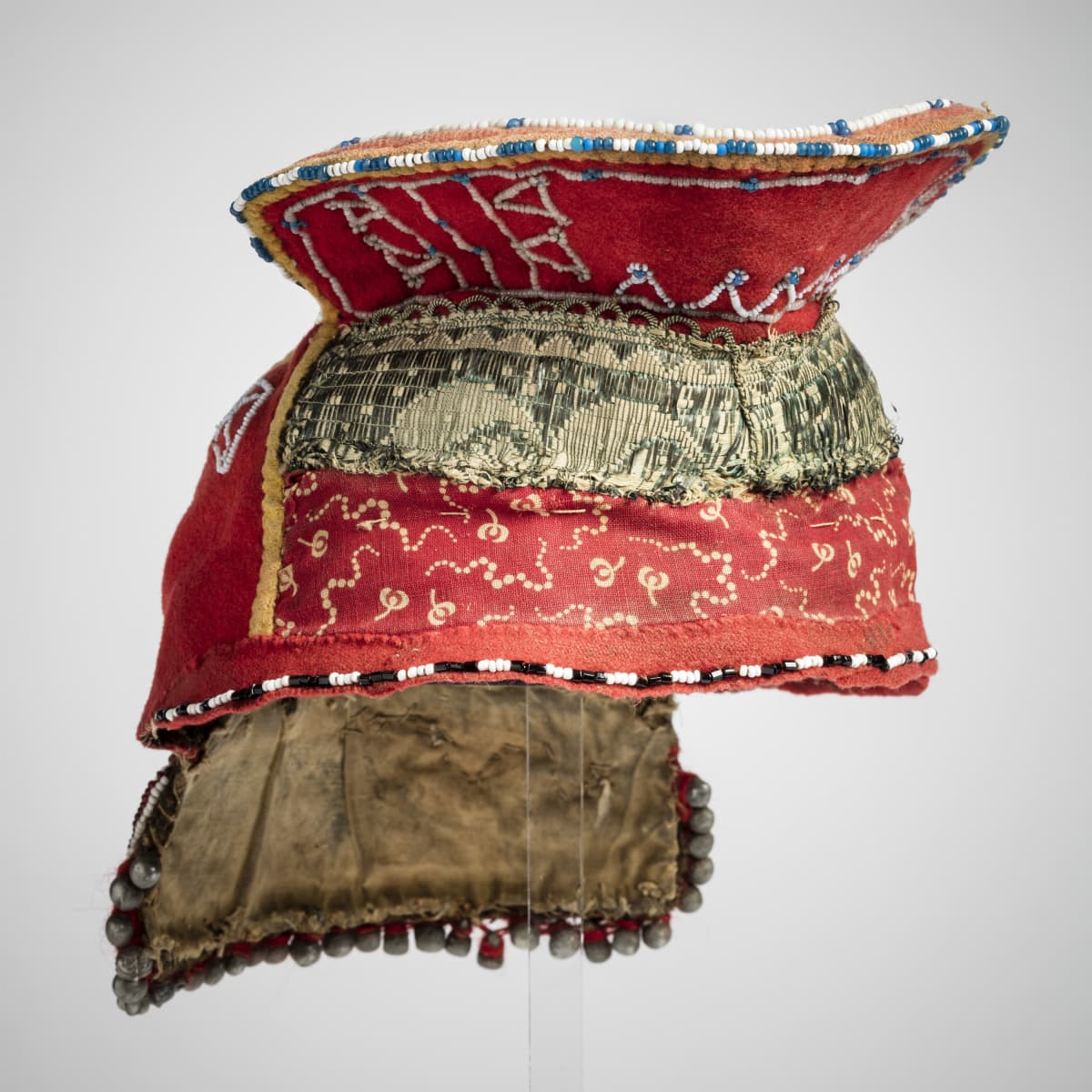 Kolttasaamelainen vaimon päähine
T.I. Itkosen 1912 keräämät esineet.
Petsamo, Suonikylä, Puldshekjaur. Saatu Kiurel Moshnikovin vaimolta.