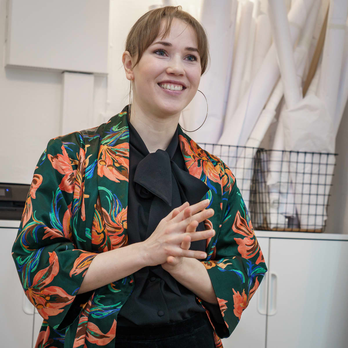 Hääpukusuunnittelija Lara Hyvi henkilökuvassa.