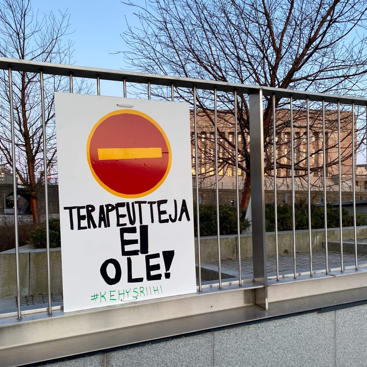 Kielletty ajosuunta -symbolin alla tarkennetaan: "Terapeutteja ei ole".