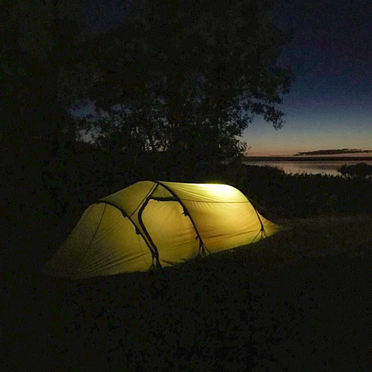 teltta yölla rannassa
