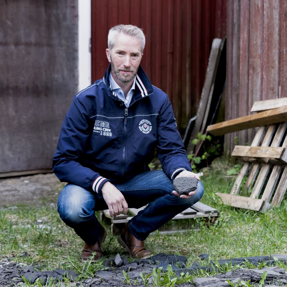 Juha Leppänen navetan oven edessä.