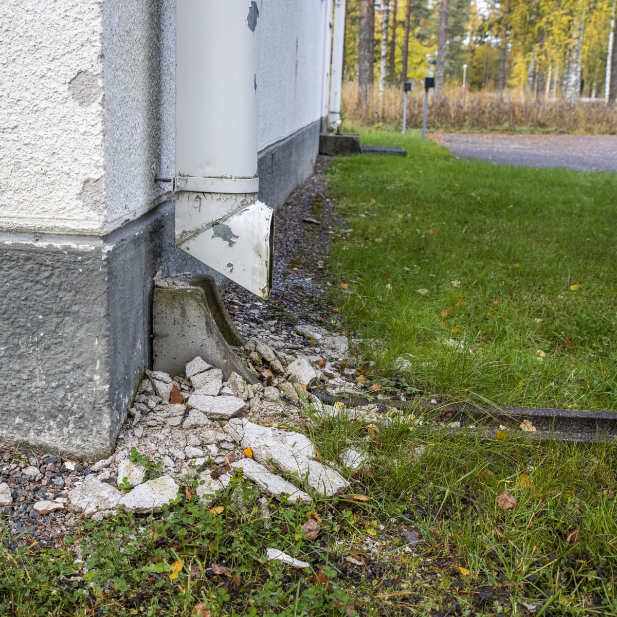 Ränsistynyt rakennuksen kulma Immolan kasarmialueella.