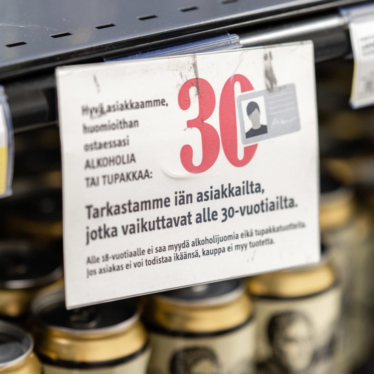 Tarkastamme iän asiakkailta, jotka vaikuttavat alle 30-vuotiailta -kyltti kaupan alkoholiosastolla.