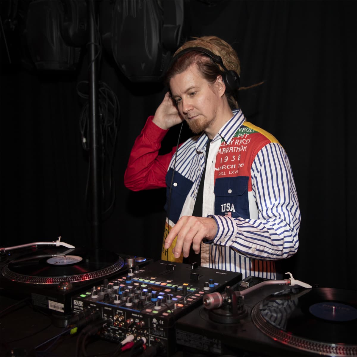 DJ Mikko Haapalainen soittaa musiikkia LP-levyiltä.