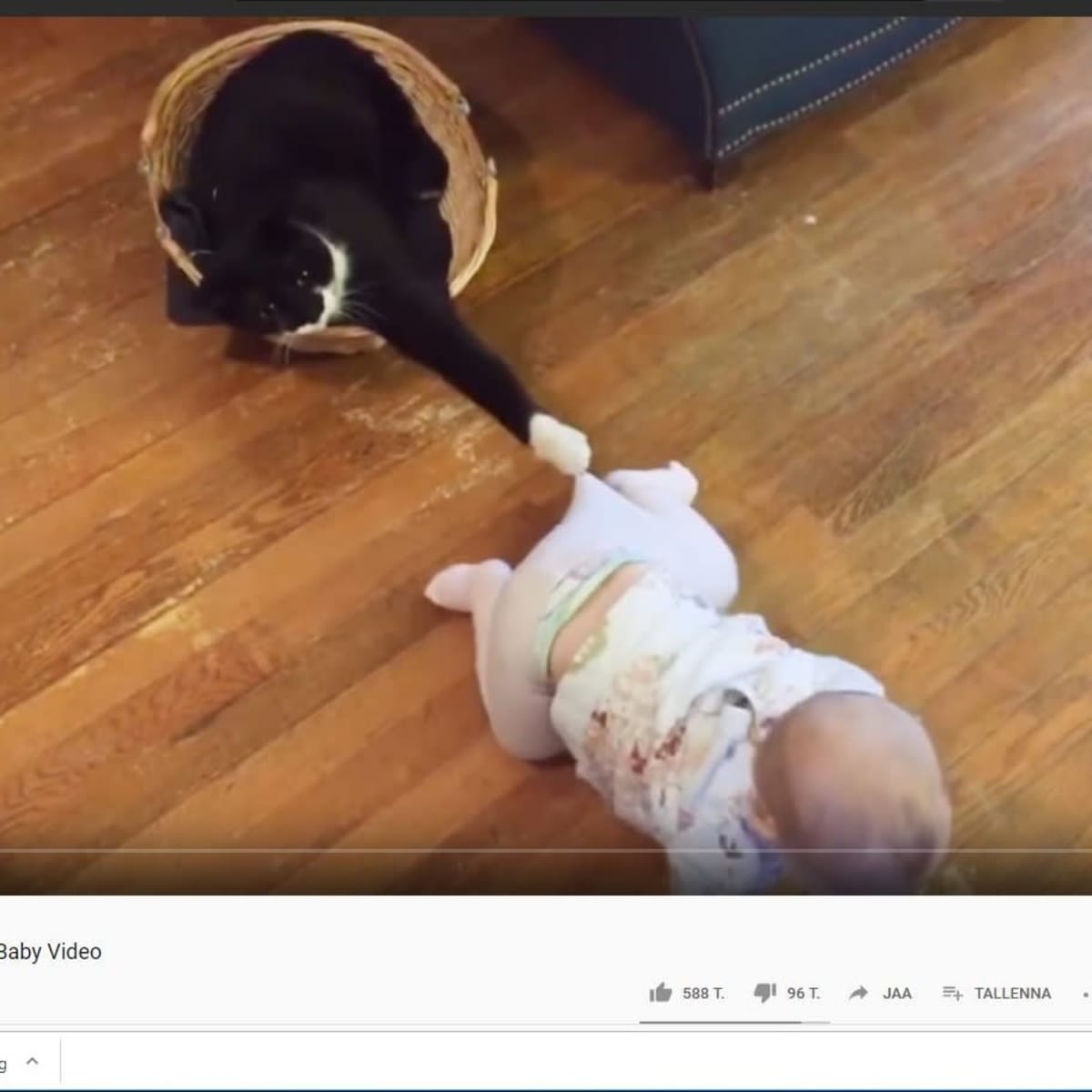 Kuvakaappaus Youtube-videosta: vauva roikkuu kiinni vauvan housuissa.