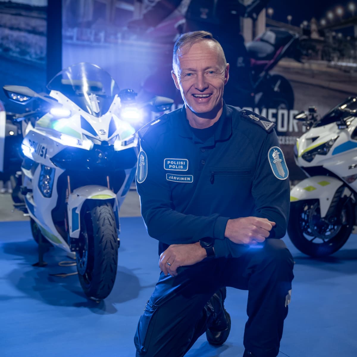 Poliisiammattikorkeakoulun moottoripyöräpoliisikouluttaja, ylikonstaapeli Kimmo Järvinen, taustallaan Kawasaki H2 SX 998cc, Messukeskus, Helsinki, 31.1.2020.