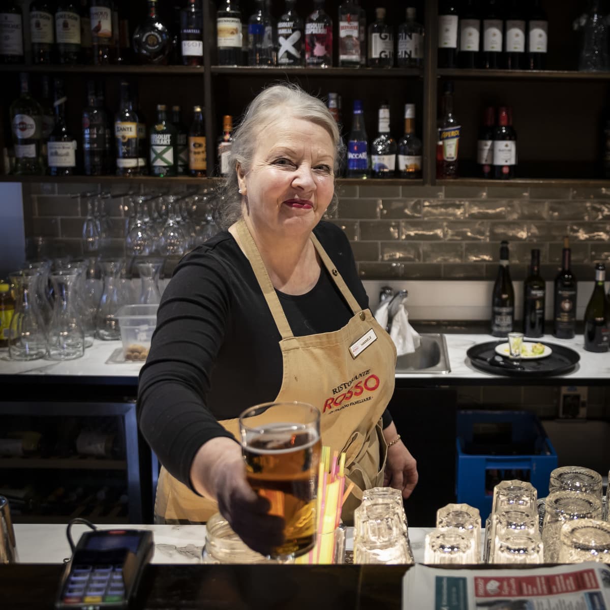 Hannele Hansson ojentaa tuoppia.