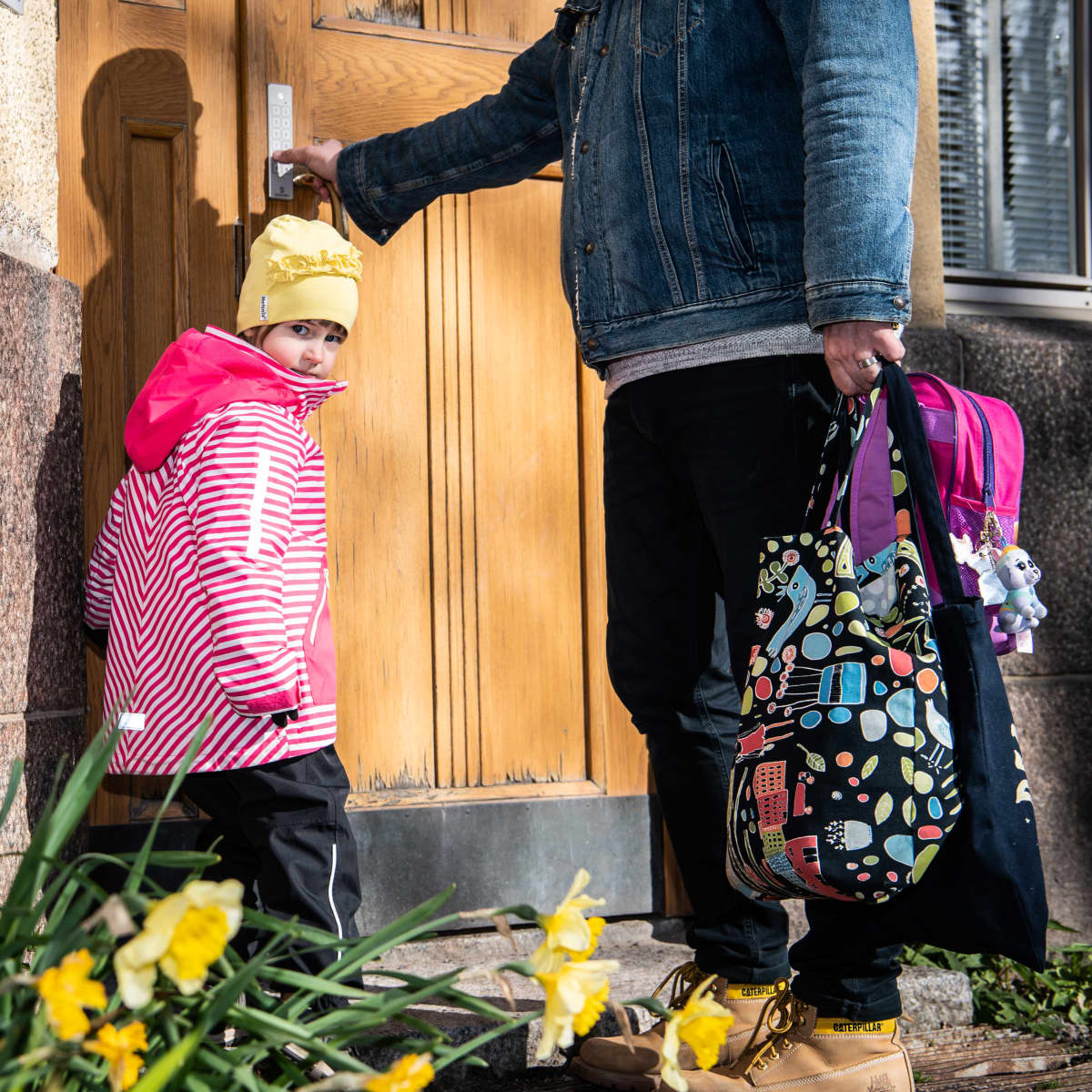 Pekka Kastari viemässä Lastaan liliania päiväkotiin.