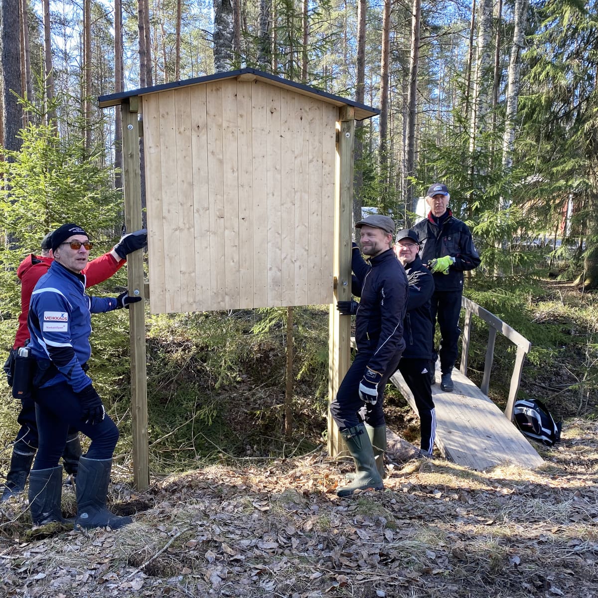Kuvassa pystytetään kylttiä