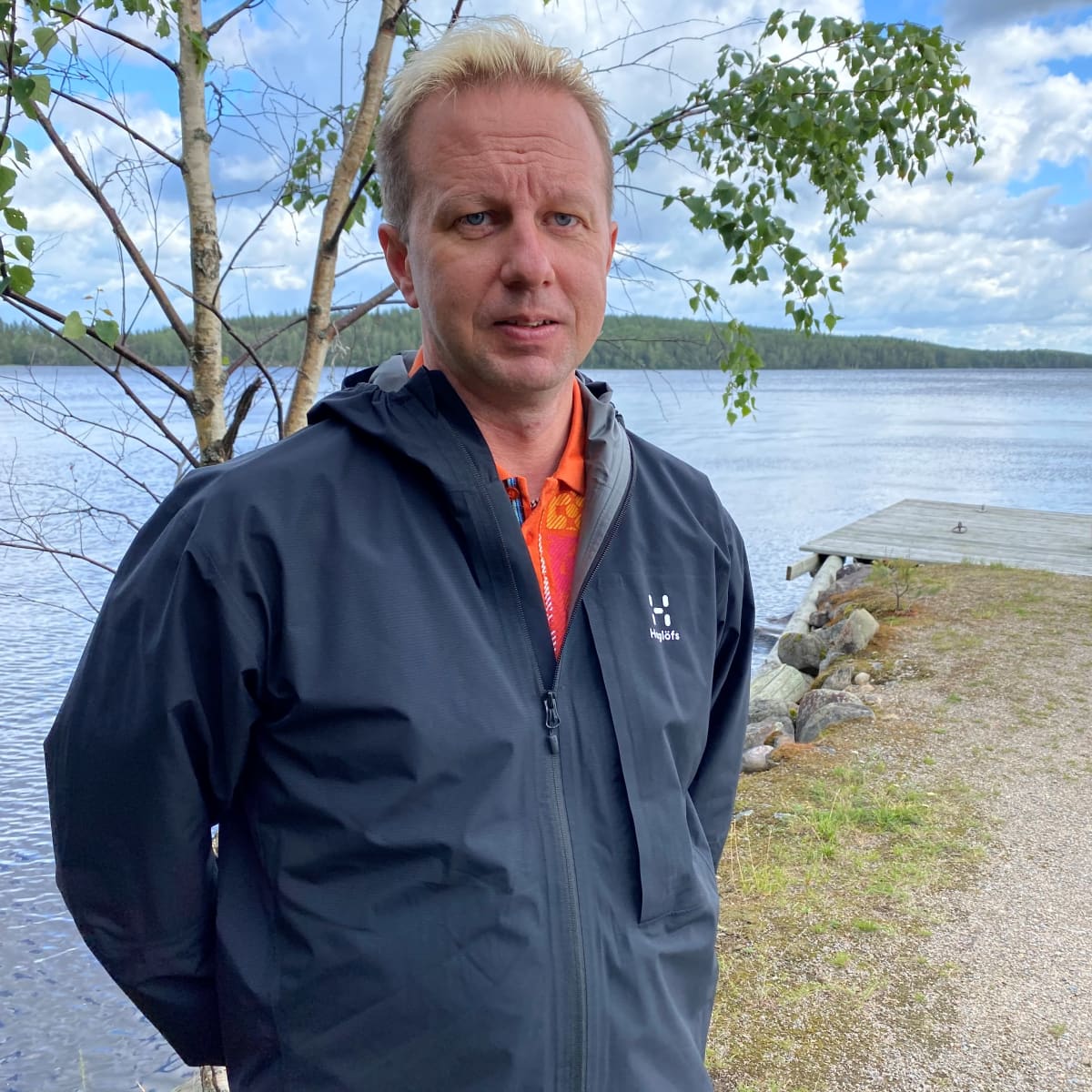 Teemu Hentinen katsoo kameran ohi.