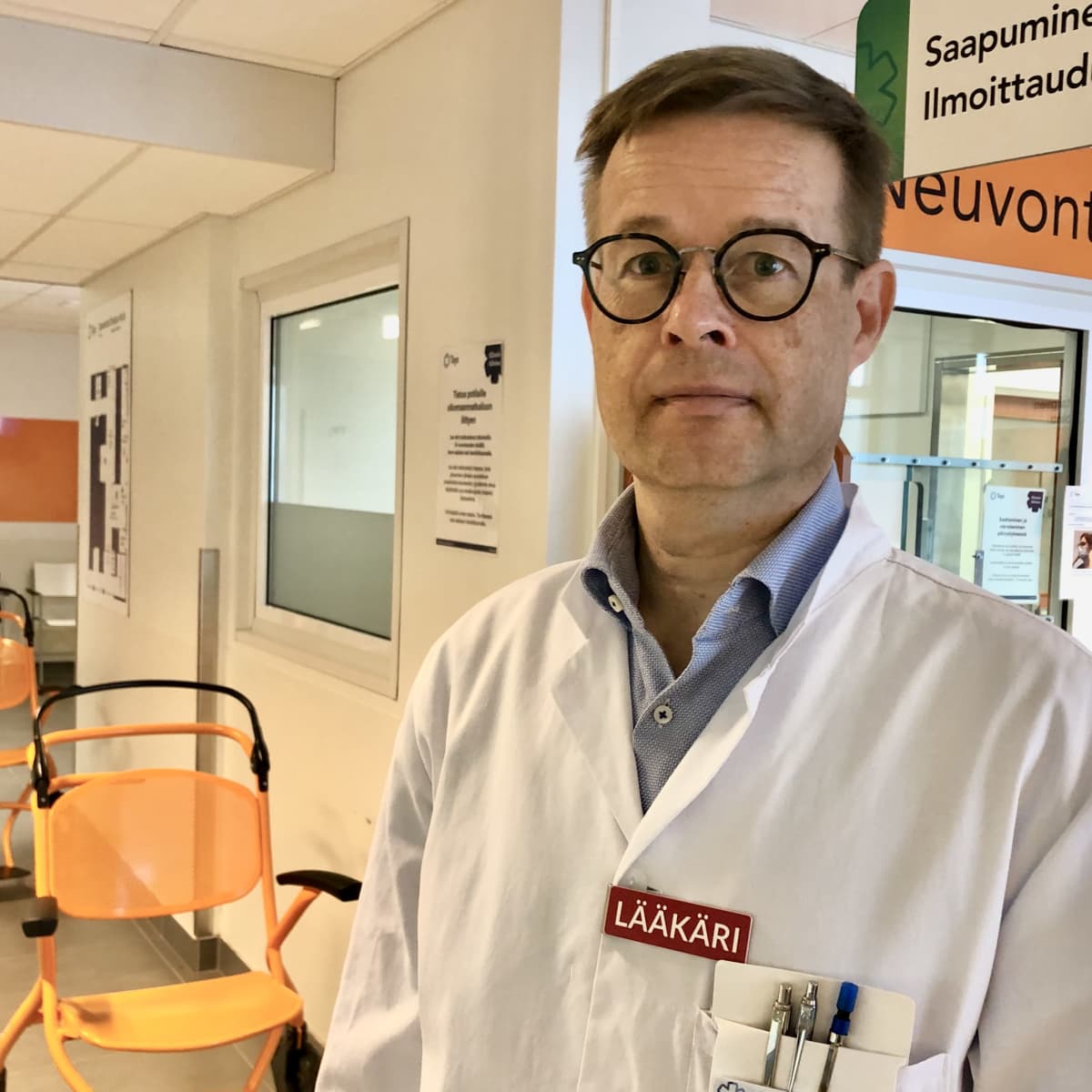 Päivystyksen ylilääkäri päivystyksen aulassa