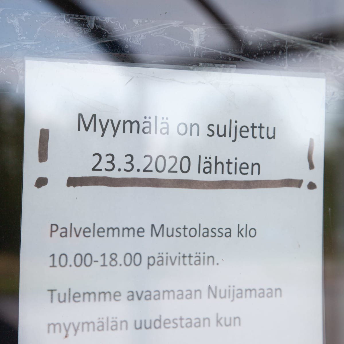 Nuijamaan Disas Fish -kalakaupan ovessa lappu, jossa ilmoitetaan liikkeen olevan siljettu koronaviruksen takia 23.3.2020 lähtien.