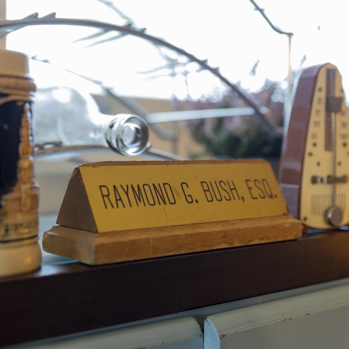 Raymond G. Bush, ESQ. -nimikyltti lakimiesajoilta.