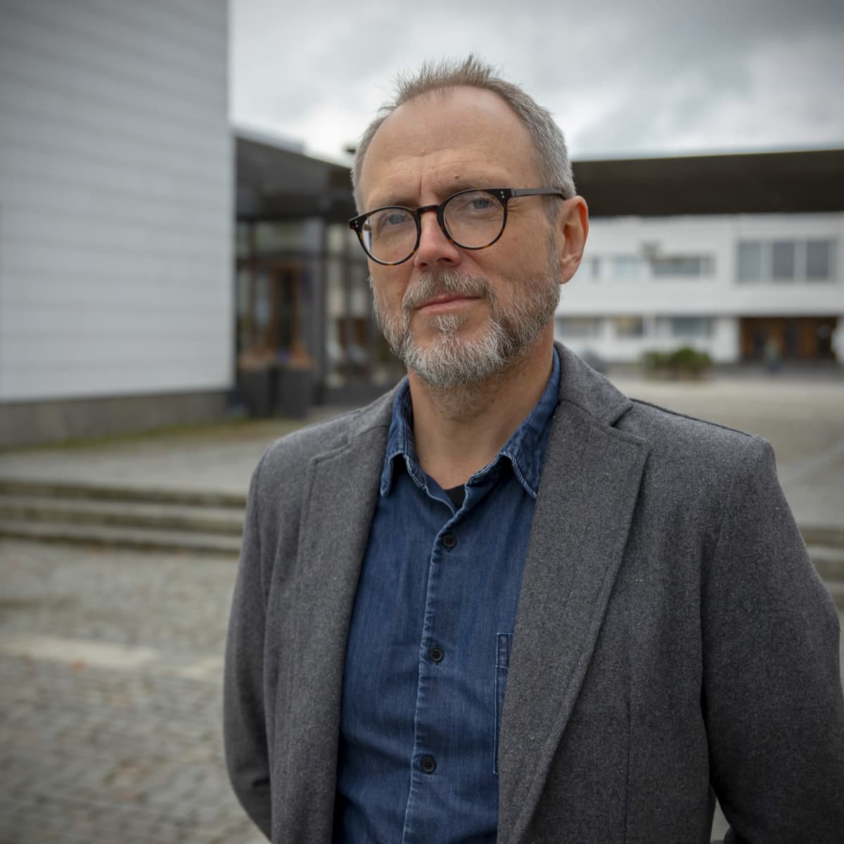 Marko Heinonen kaupunginteatterin edustalla