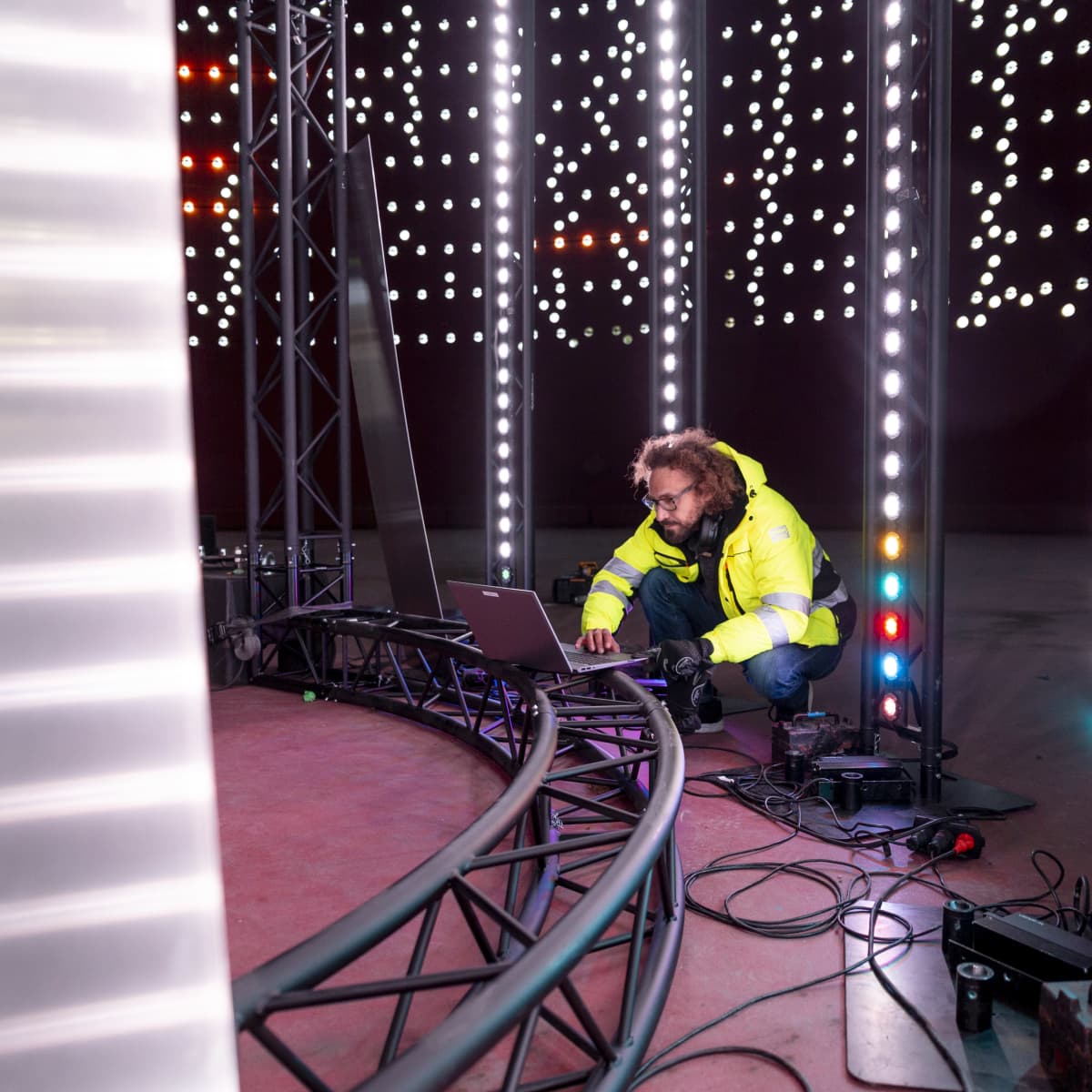 Lighting Design Collectiven Jari Vuorinen viimeistelee valotaideteosta tietokoneella.
