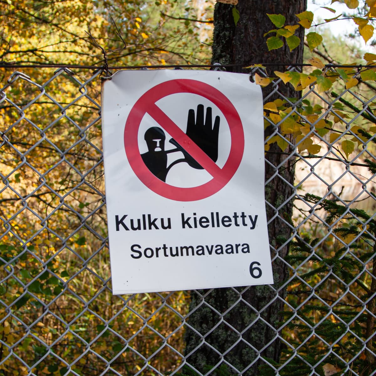 Telkkälän vanhan avolouhoksen aidassa on kulku kielletty -kyltti.