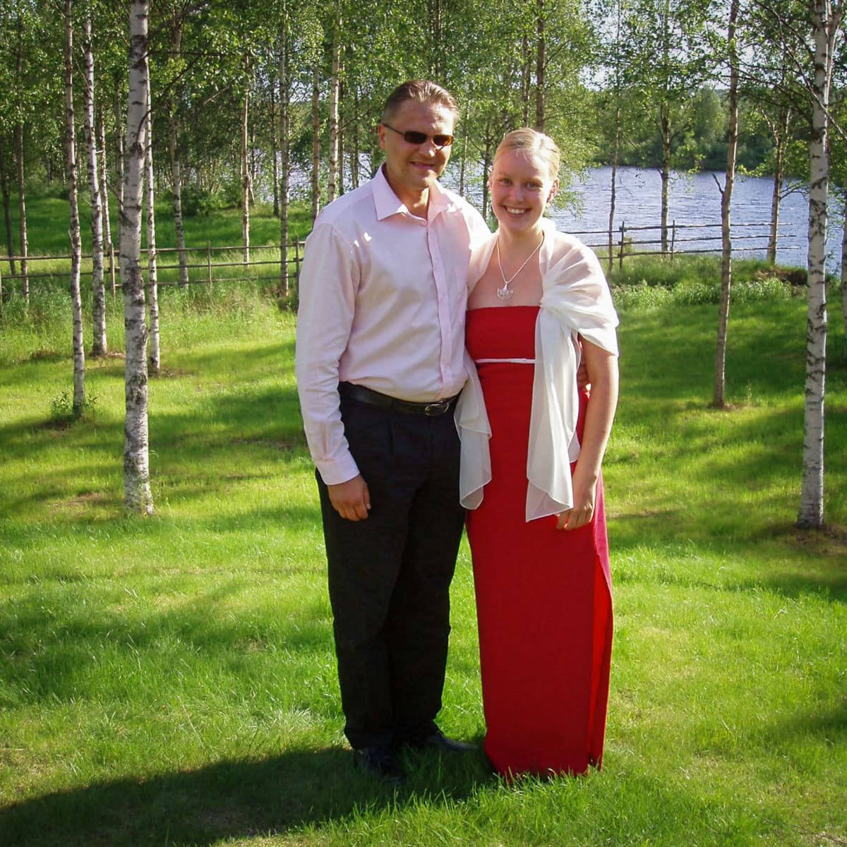 Tumppi ja Jenni Partanen poseeraavat juhlapuvuissaa kesällä