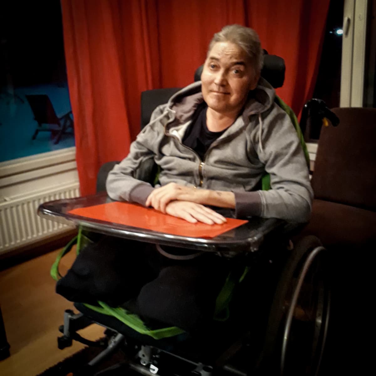 Tumppi Partanen istuu pyörätuolissa