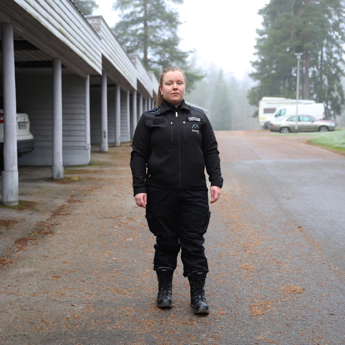 Vartija Mari Parkkinen kotipihallaan Kouvolan Anjalassa.