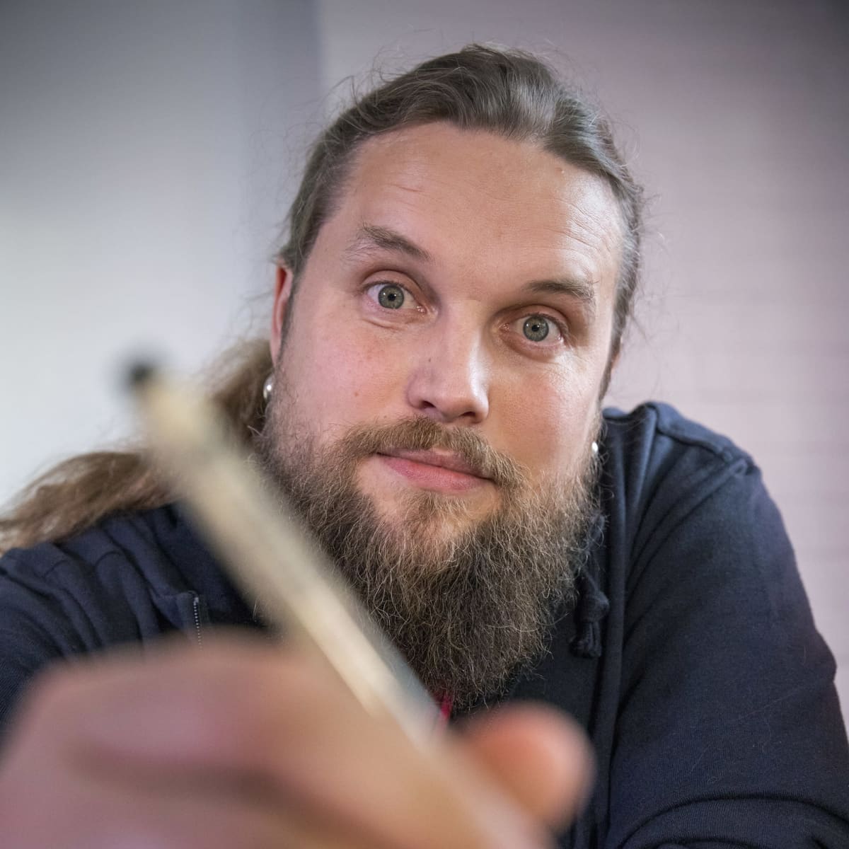 Roope-Santeri Nieminen piirtää sarjakuvaa.