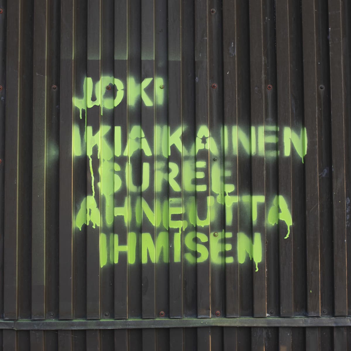 Graffiti kuva voimalaitoksen seinässä.
