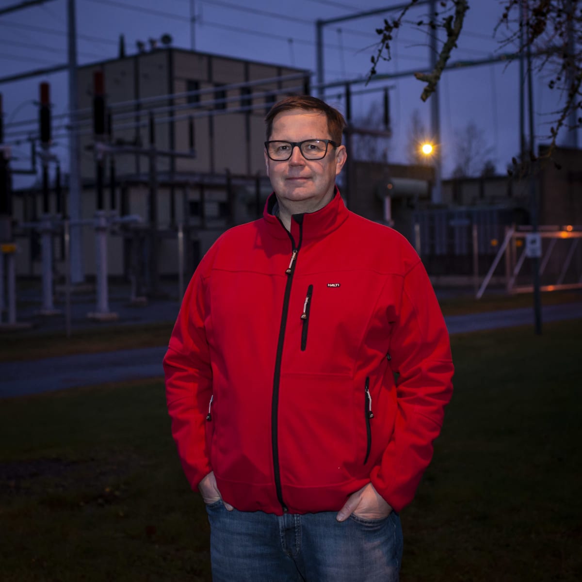 Mikko Rintamäki pimeässä Kokkolan Energian edustalla.
