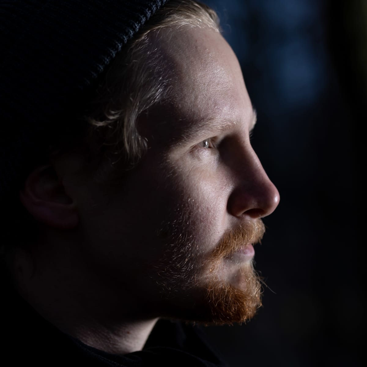 Suomalainen luontokuvaaja Konsta Punkka, Seurasaari, Helsinki, 15.12.2020.