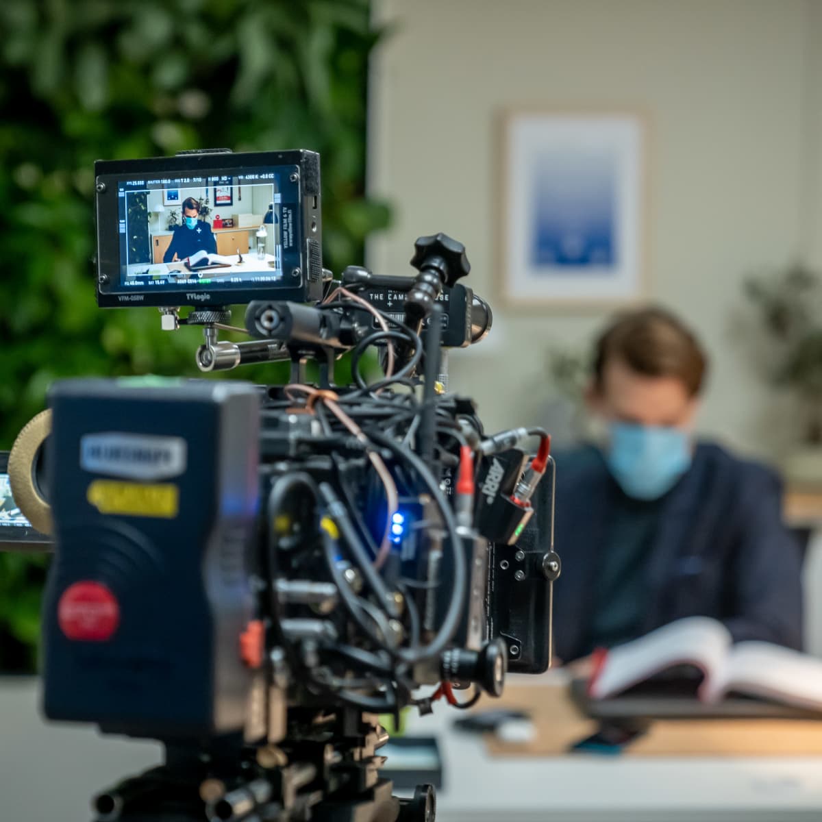 Näyttelijä Andrei Alén valmistautuu ottoon Yellow Film & TV:n tuottaman poliisisarjan Roban kuvauksissa, näyttelijä näkyy Arri Alexa Mini -kameran näytöllä, Helsinki, 12.1.2021.